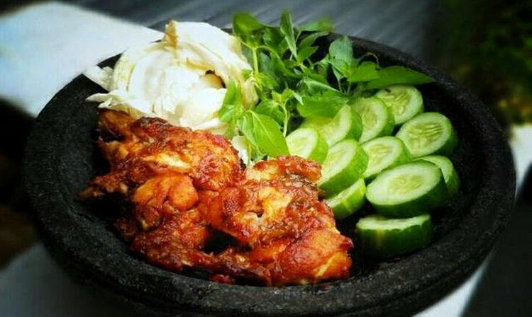 Resep Membuat Ayam Goreng Penyet Plus Sambal Enak Maknyuus